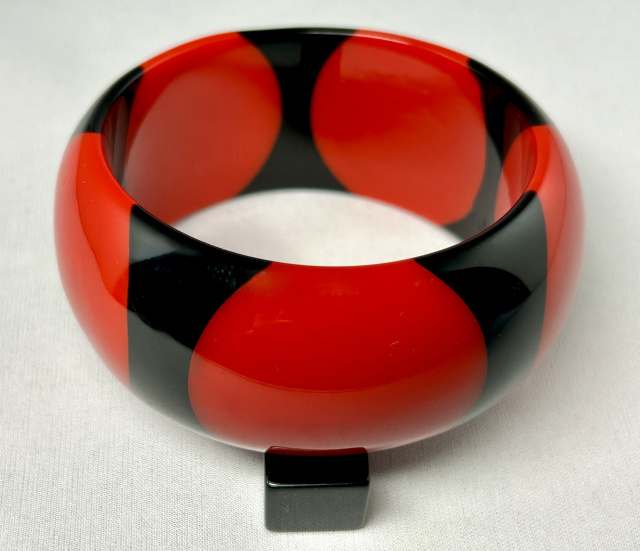 WT28 black with red big dot resin b